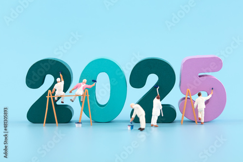 Obraz na płótnie Miniature scene worker painting 2025 New Year w salonie