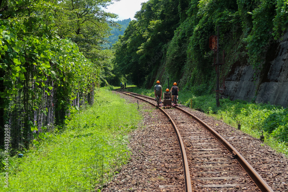 Fototapeta premium 岐阜県飛騨市神岡のレールマウンテンバイク