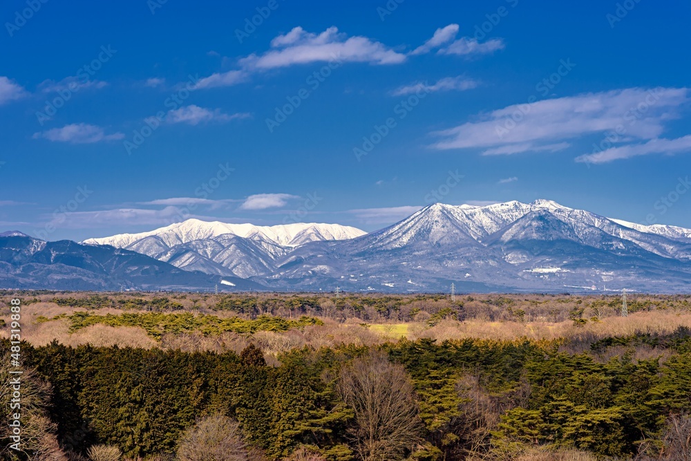 栃木県・那須塩原市 冬の那須野が原公園展望台から眺める那須連山と三倉山の風景