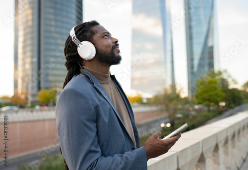 Canvas Print business man listening to music in the city