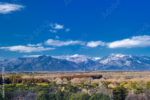 栃木県・那須塩原市 冬の那須野が原公園展望台から眺める山と平野の風景