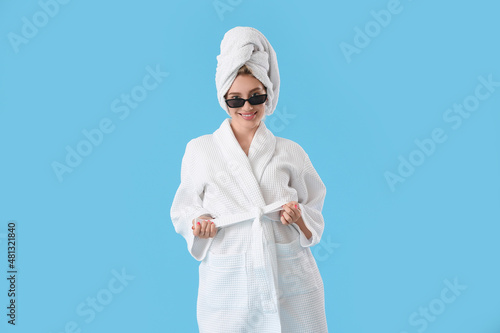 Pretty young woman in sungl...