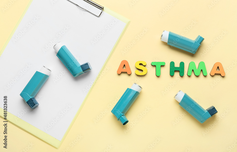 Fototapeta premium Clipboard, inhalers and word ASTHMA on color background