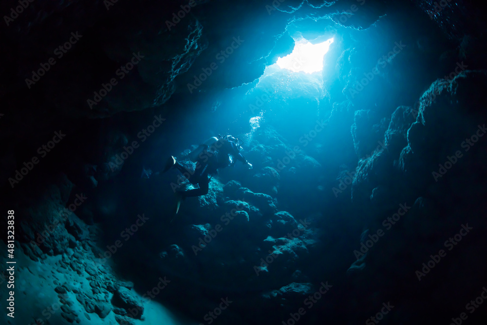 Fototapeta premium ダイバー 光 洞窟