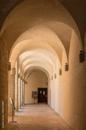 Clo  tre de l Abbaye de Caunes-Minervois - Aude