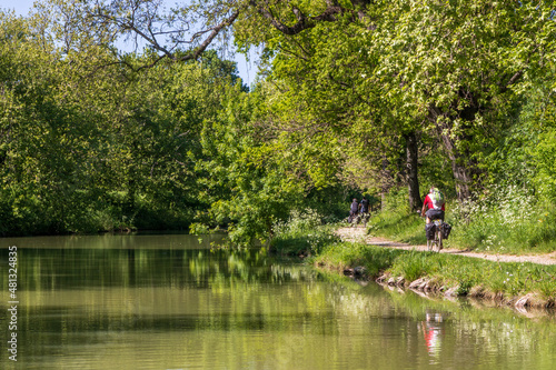 Cyclistes sur la berge du Canal du Midi vers Carcassonne - Aude