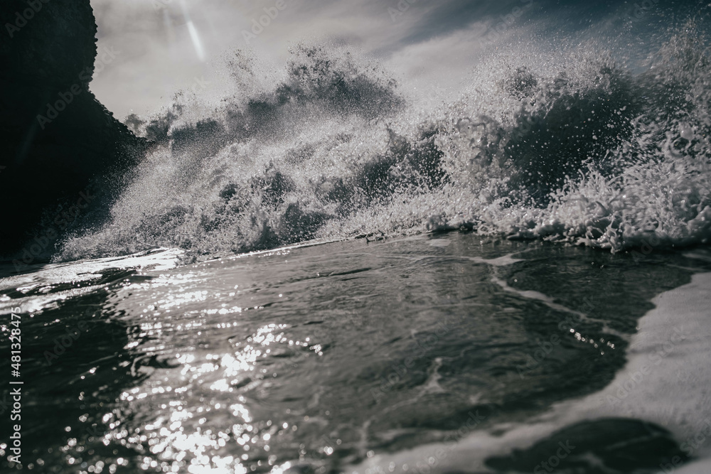Naklejka premium waves on the rocks