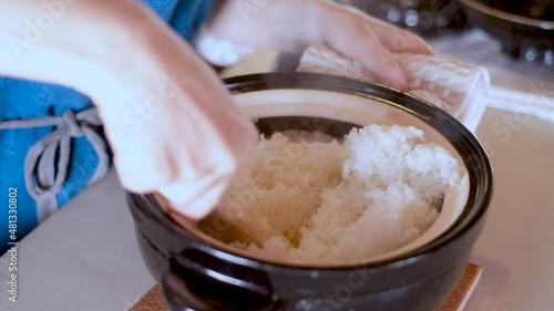 炊き立てご飯を混ぜる女性