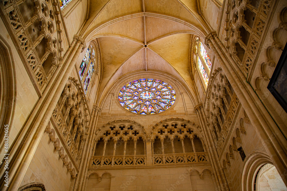 Catedral interior con detalles y tallados diversos