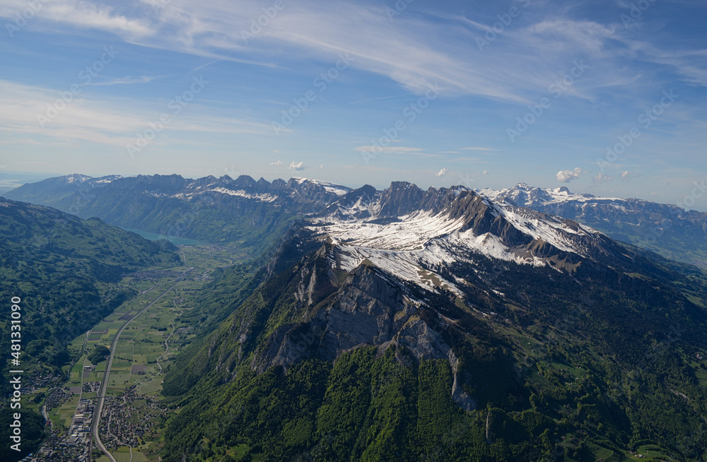 Seeztal in der Schweiz, mit Berg Gonzen und Walensee