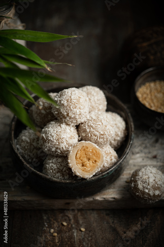 perles boules coco gâteau asiatique fait maison au soja riz gluant et noix de coco photo