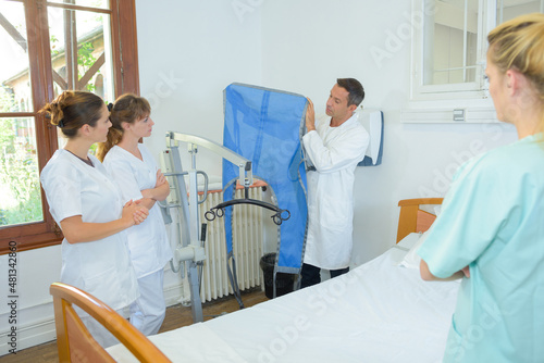 Canvastavla homecare nurses learning to use a hoist