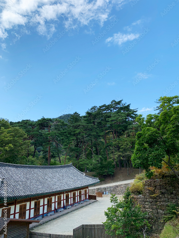 Fototapeta premium 경남 합천 해인사기와와 불교 건축 풍경들 / Haeinsa tile in Hapcheon, Gyeongsangnam-do, and Buddhist architectural landscapes 