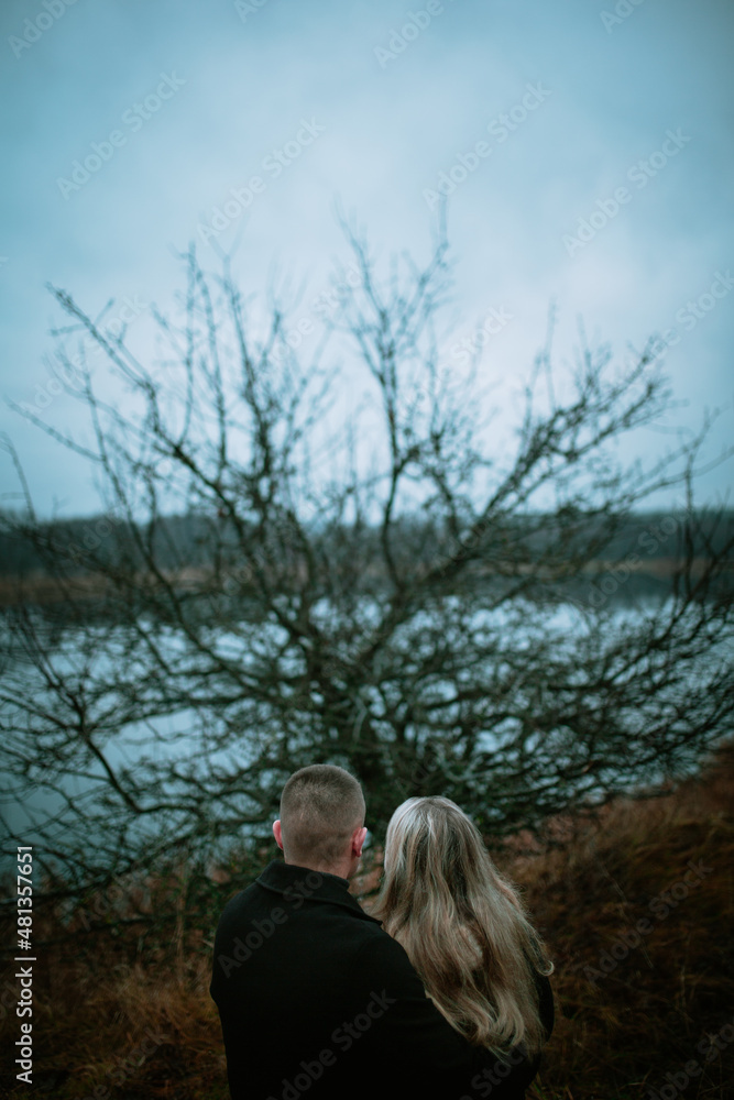 Obraz premium couple looking at the landscape
