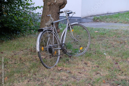 FU 2020-09-19 Schule 85 Am Baum ist ein Fahrrad angelehnt