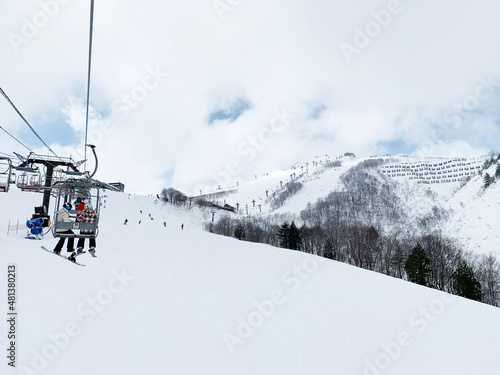 츠가이케 스키장 리프트를 타고 올라가며 보이는 설산과 풍경 / The snow and scenery that you can see while climbing the Tsugaike ski resort lift.