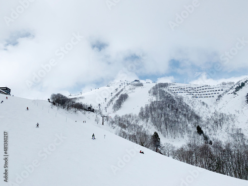 일본 유명 스키장 하쿠바 지역 하포네 스키장 리프트에 앉아 내려다본 설원 풍경 / The famous Japanese ski resort, Regional Landscape snowy fields seen sitting in a ski lift of Happo one in Hakuba photo