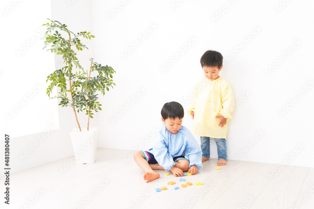 幼稚園で楽しく遊ぶ男の子 幼稚園で楽しく遊ぶ男の子