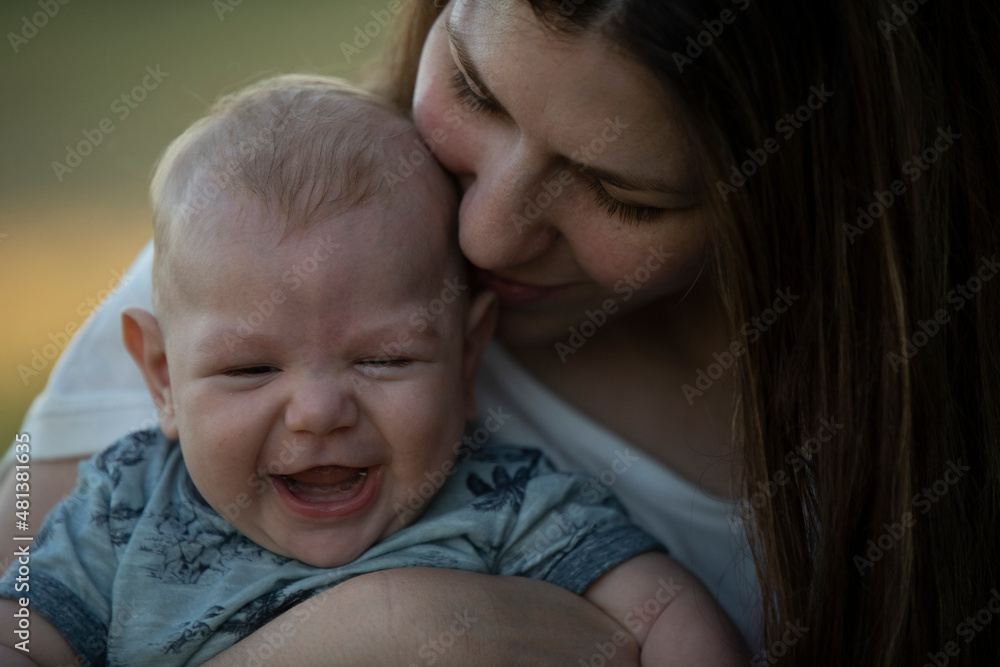Niño bebé riendo, mirando y sonriendo con su mamá Niño bebé riendo, mirando y sonriendo con su mamá