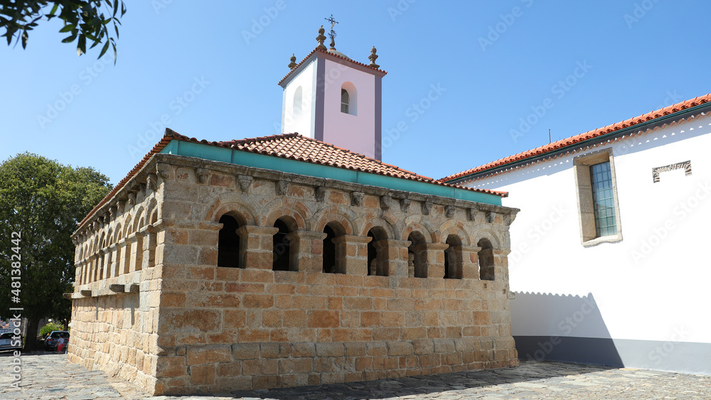 Domus Municipalis e Iglesia de Santa María, Braganza, Portugal
