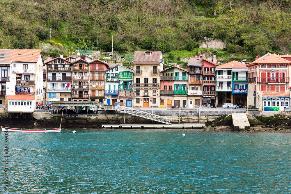 Jolies façades colorées d'un village espagnol devant le quai d'un petit port. Pasai Donibane, Guipuscoa Espagne