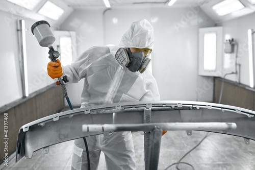 Quadro su tela Painter in protective mask painting automobile door