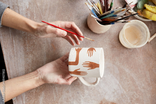 Fotografie Female ceramist working in pottery studio