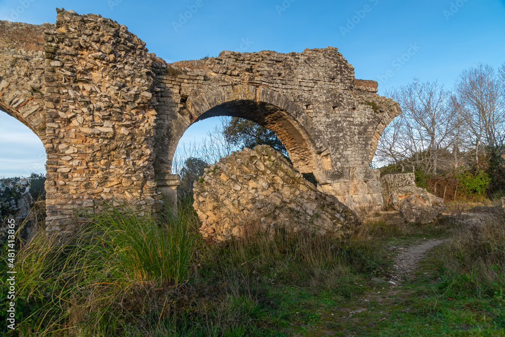 Aqueduc Romain de Barbegal. Fontvieille, Provence-Alpes-Cote d'Azur, France