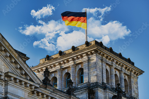 Berliner Reichstag im Regierungsviertel an einem sonnigen Tag im winter nit leichter Bew  lkung