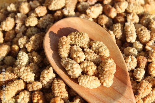 Getrocknete Maulbeeren auf einem Holzlöffel