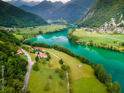 Foto Emerald Green Watersin Soca River and Mountains in Tolmin Slovenia