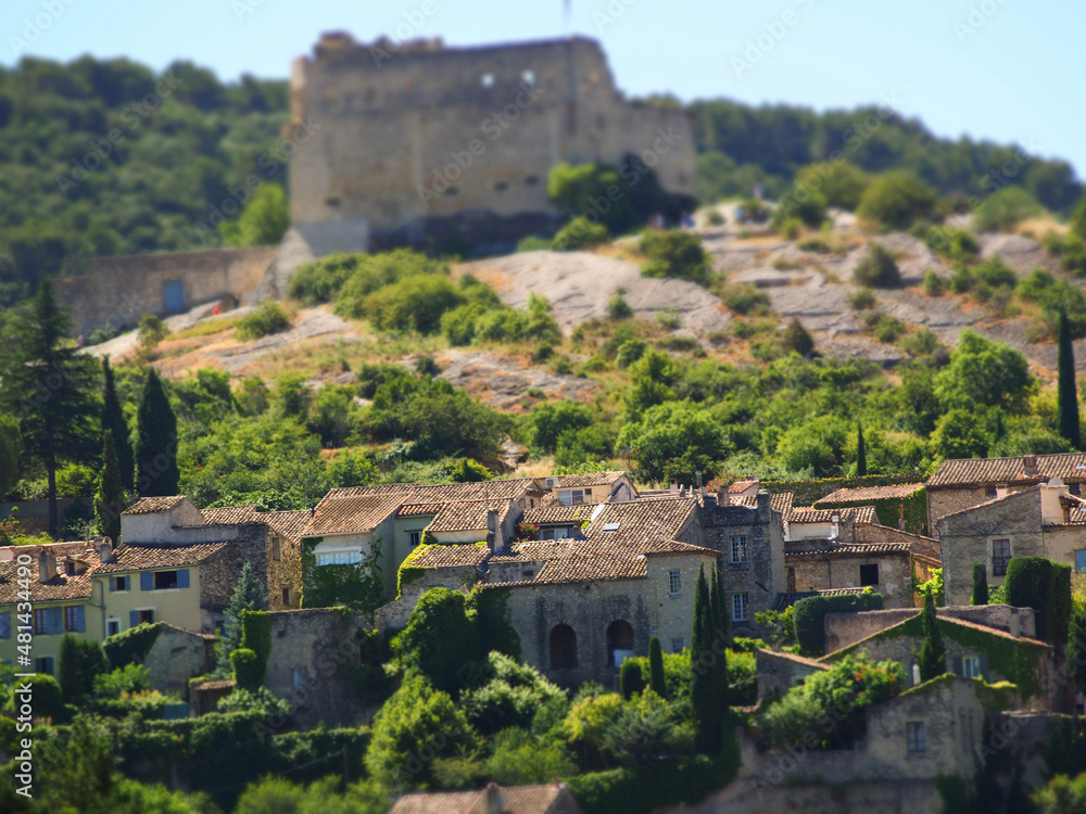 La Haute-Ville ou cité médiévale de Vaison-la-Romaine en Provence.