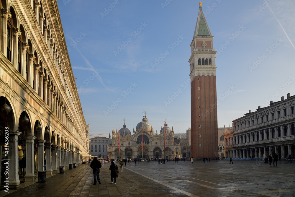 Der Markusplatz in Venedig am frühen Morgen mit Blick in Richtung Markusdom und dem Campanile