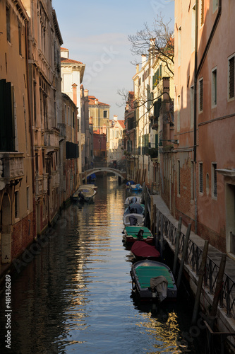 Einer der vielen kleinen Wasserkan  len in Venedig  bei den kleine Boote an einem Fu  weg liegen. 