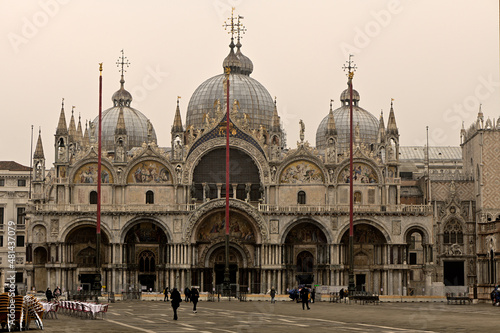 Der Markusdom am Markusplatz in Venedig an einem Nebligen Morgenhimmel