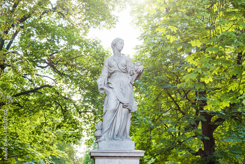 Foto Sandstone statues in the Saxon Garden, Warsaw, Poland