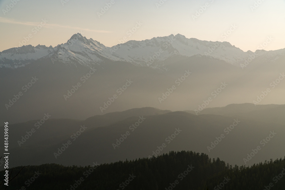 Obraz premium Mountains at sunset