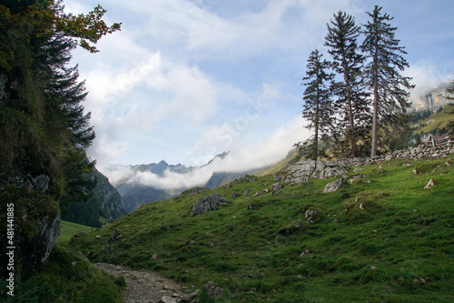 Weg durch Berge