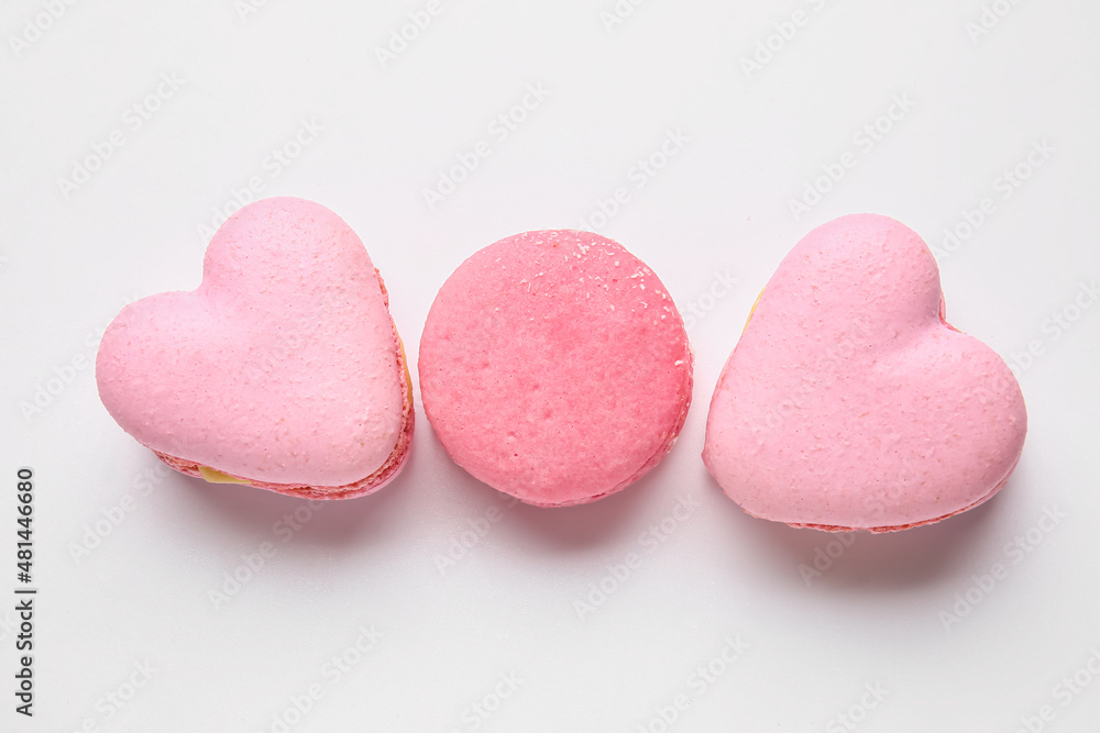 Obraz premium Tasty heart-shaped macaroons on white background