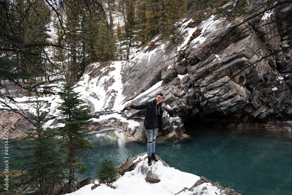 Obraz premium Standing on a cliff overlooking a clear river in the mountains 