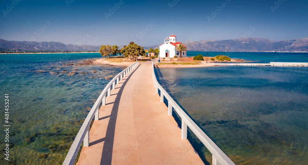 Naklejka premium Exciting summer view of Saint Spiridon church in Elafonisos port. Captivating morning seascape of Mediterranean Sea. Perfect outdoor scene of Elafonisos island, Greece, Europe.