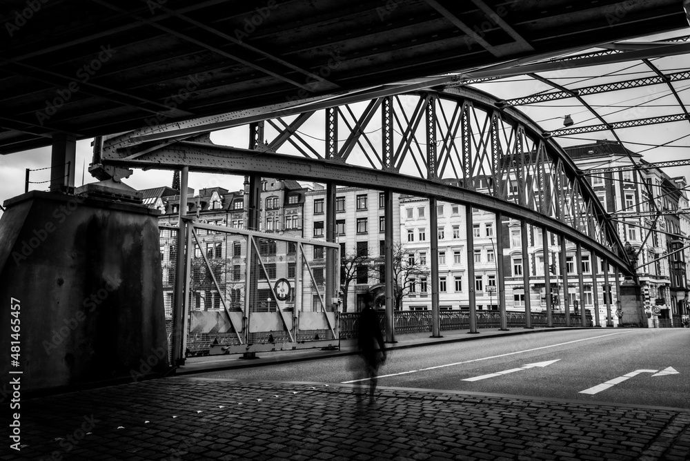 Einsame Frau auf einer Brücke Einsame Frau auf einer Brücke