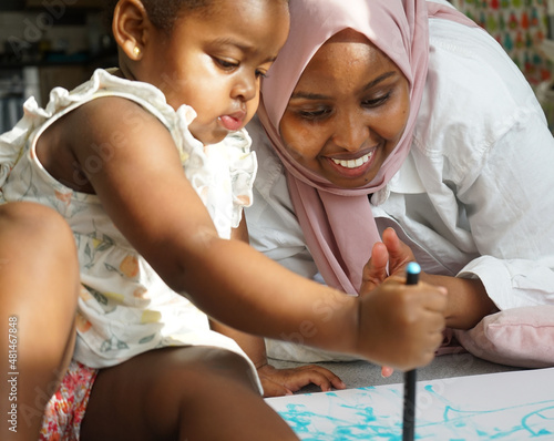 Valokuva Mother and daughter drawing