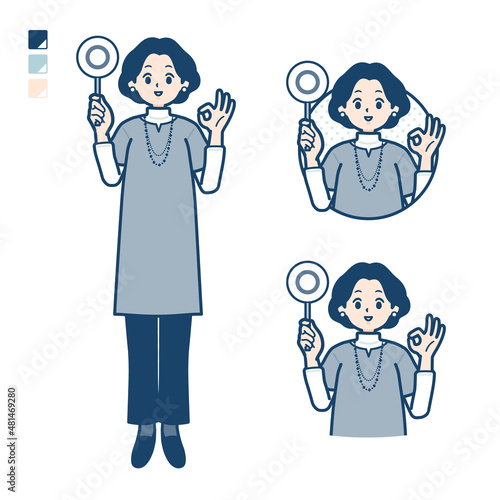 チュニック中年女性がマル印パネルを出すイラスト
