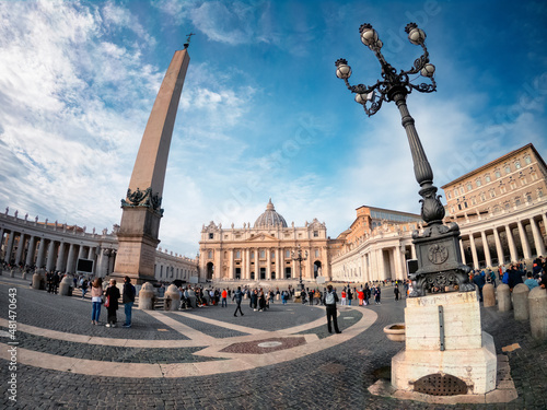 Photo St Peter's basilica and ancient Egyptian obelisk in Vatican City, Rome, Italy