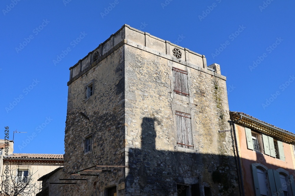 Ancienne maison typique dans le village, vue de l'extérieur, village de Saint Paul Trois Chateaux, département de la Drôme, France