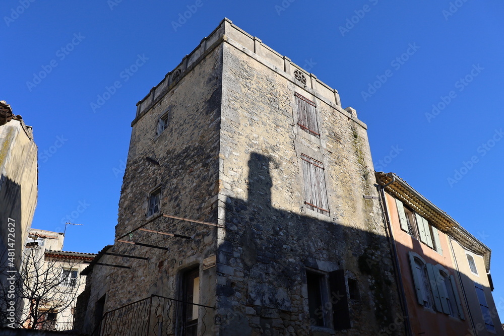 Ancienne maison typique dans le village, vue de l'extérieur, village de Saint Paul Trois Chateaux, département de la Drôme, France