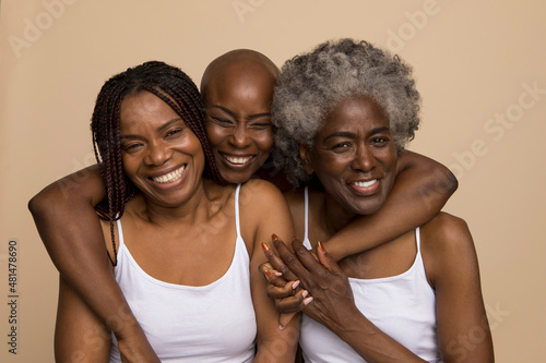 Schilderij op canvas Studio portrait of three smiling women in white tops