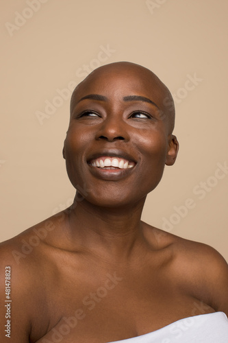 Studio portrait of smiling woman © Cultura Creative
