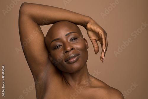 Εκτύπωση καμβά Studio portrait of smiling woman with shaved head